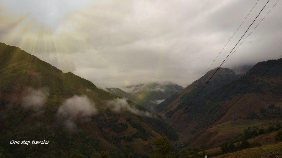 შემოდგომის ფერად ფერადი გუდამაყარი < .