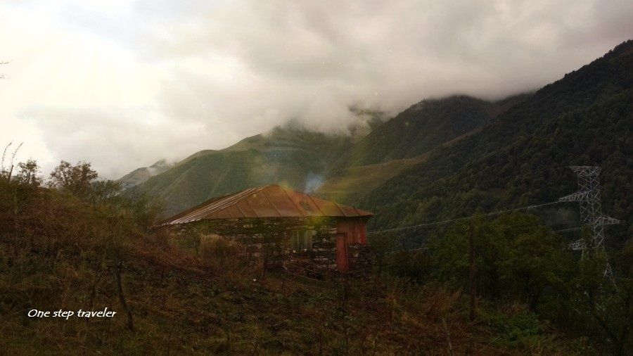 შემოდგომის ფერად ფერადი გუდამაყარი < .