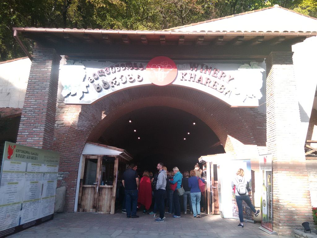 ღვინის ტური კახეთში : თელავი - წინანდელი - ახმეტა - ყვარელი : " მეღვინეობა ხარება " - კავკასიონის კლდეში ნაკვეთი ღვინის საცავი ... უნიკალური მუკუზანი . . . !