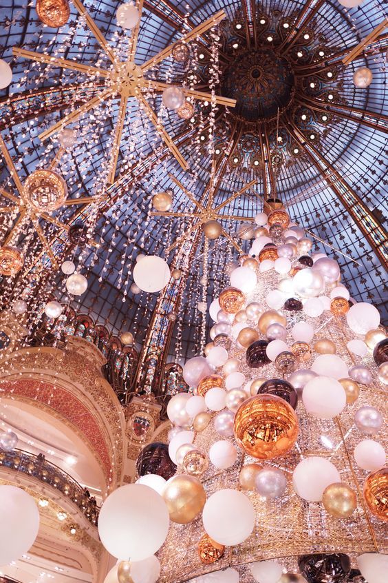 ყველაზე მოდური, გემოვნებიანი და დახვეწილი ქალაქი - პარიზი - საშობაოდ!