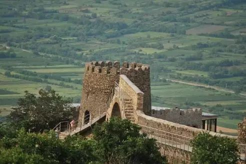 ქიზიყი - ლეგენდარული ნიკალას სამშობლოში ... სიღნაღი - საქართველოს ბრილიანტი ... მარგარიტა დე სევრი და მილიონი, მილიონი, მილიონი წითელი ვარდები . . . ბოდბის მონასტერი და სამკურნალო წყარო. . .