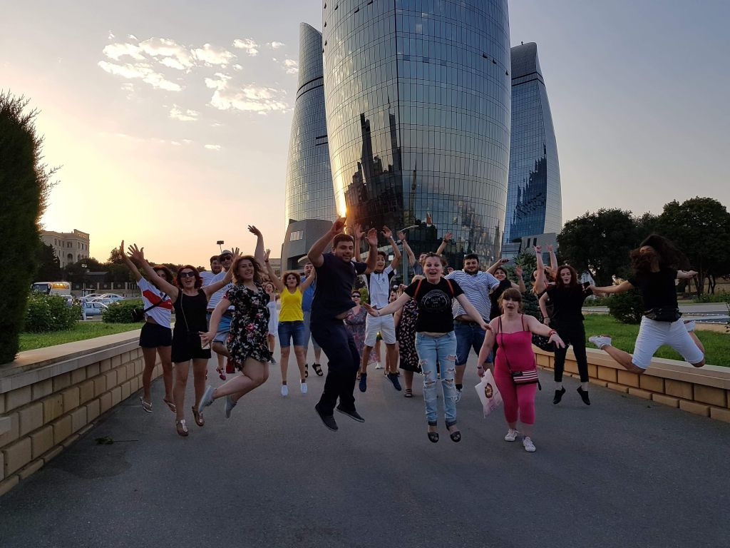 ბაქო და განჯა არნახულ ფასადა და პროგრამით.ადგილები მცირდება