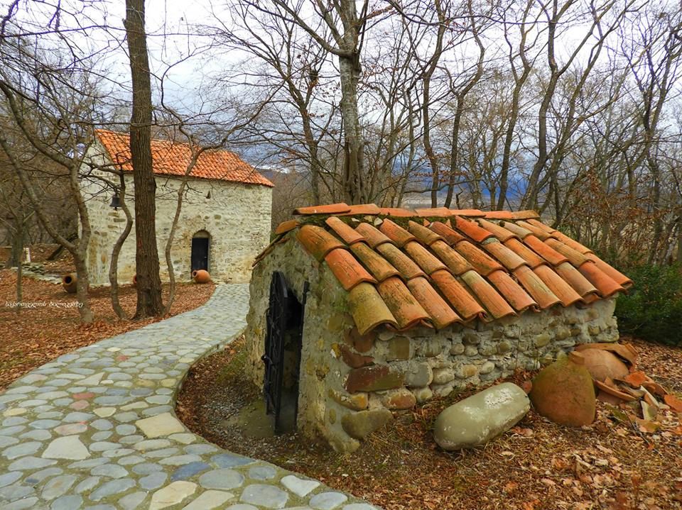 ნავდარაანთკარი, ბზიანა, ამოტრიალებული საყდარი და ა.შ.