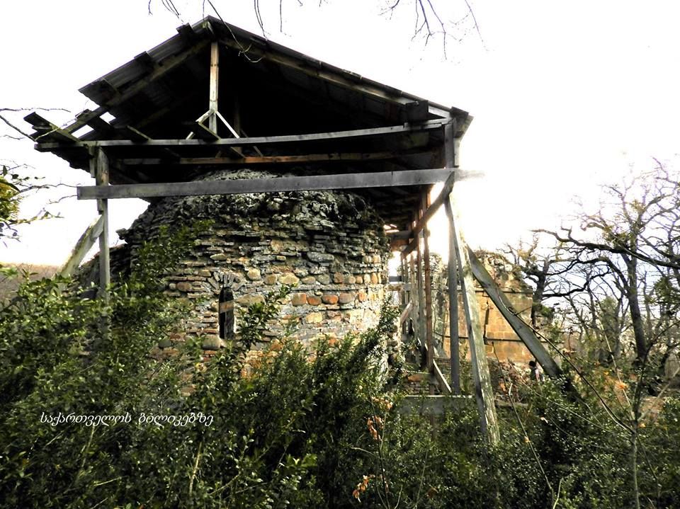 ნავდარაანთკარი, ბზიანა, ამოტრიალებული საყდარი და ა.შ.