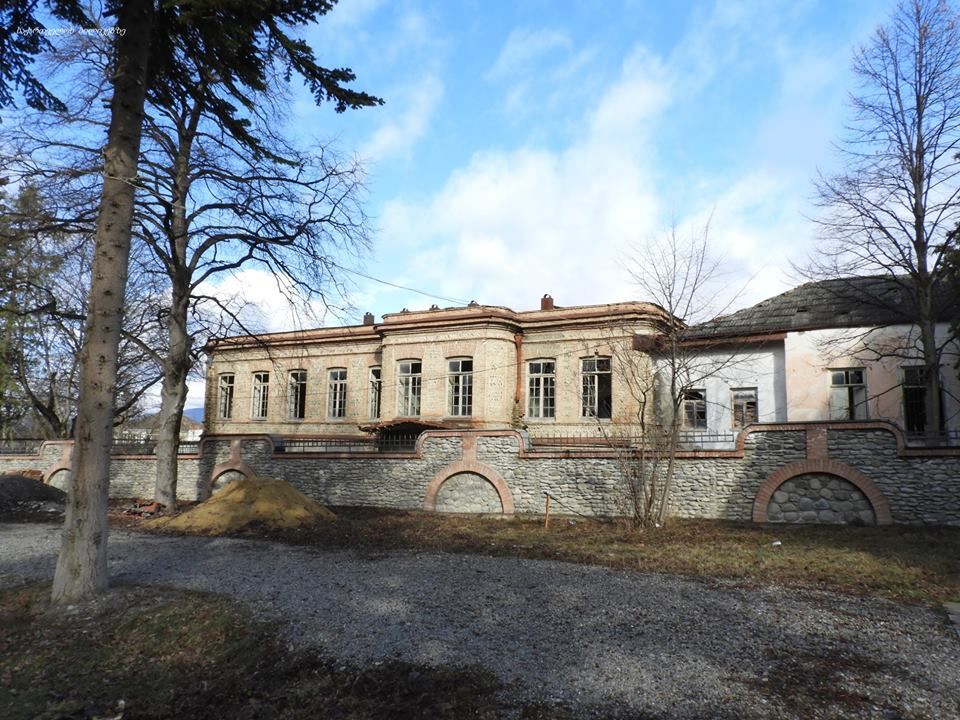 ნავდარაანთკარი, ბზიანა, ამოტრიალებული საყდარი და ა.შ.