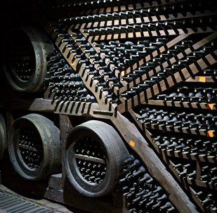 ქ ი ზ ი ყ ი - წმინდა ნინოს მონასტერი, ლეგენდარული ერეკლე მეორე, ლეგენდარული ნიკალა... მარგარიტა დე სევრი და მილიონი, მილიონი, მილიონი წითელი ვარდები . . .