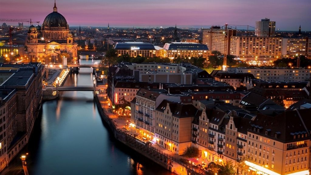    Берлин-город полный историей и архитектурой так же вы можете принять участие в пивном фестивале 