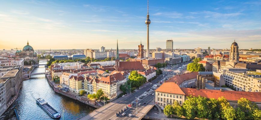    Берлин-город полный историей и архитектурой так же вы можете принять участие в пивном фестивале 