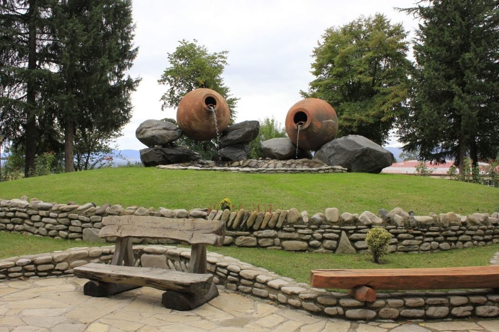 ღვინის ტური კახეთში : თელავი - წინანდელი - ახმეტა - ყვარელი : " მეღვინეობა ხარება " - კავკასიონის კლდეში ნაკვეთი ღვინის საცავი ... უნიკალური ქინძმარაული . . . !