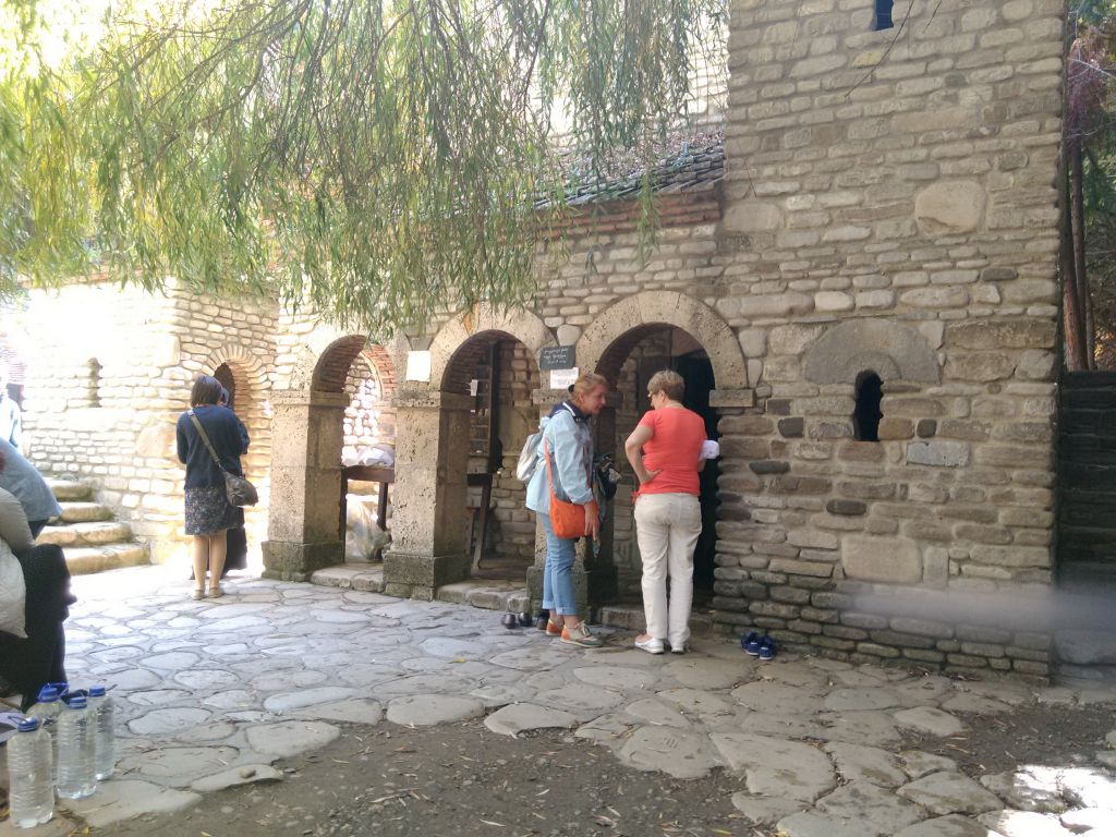 ქ ი ზ ი ყ ი - წმინდა ნინოს მონასტერი, ლეგენდარული ერეკლე მეორე, ლეგენდარული ნიკალა... მარგარიტა დე სევრი და მილიონი, მილიონი, მილიონი წითელი ვარდები . . .