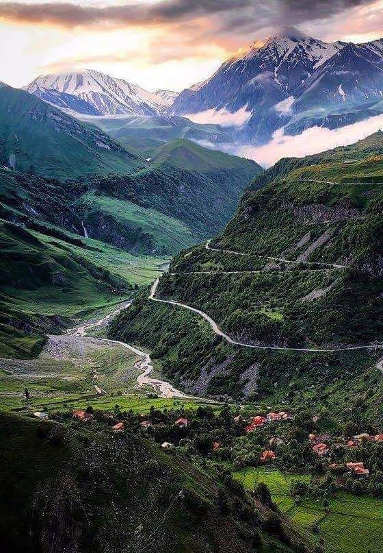 მაისს კვირას... ერთდღიანი ტური ყაზბეგში .. თანხაში შედის გერგეთზე ასვლაც... დარჩა  ადგილი..ჟინვალი-ანანური-ფასანაური-გუდაური...