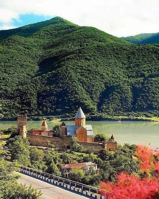 მაისს კვირას... ერთდღიანი ტური ყაზბეგში .. თანხაში შედის გერგეთზე ასვლაც... დარჩა ადგილი..ჟინვალი-ანანური-ფასანაური-გუდაური...