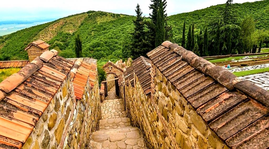 ერთდღიანი ტური სიღნაღში სიყვარულის ქალაქში , წმინდა ნინოს სასწაულმოქმედი წყარო-წმინდა ნინოს მონასტერი-სიღნაღის კედელი საიდანაც ულამაზეს ხედს იხილავთ..