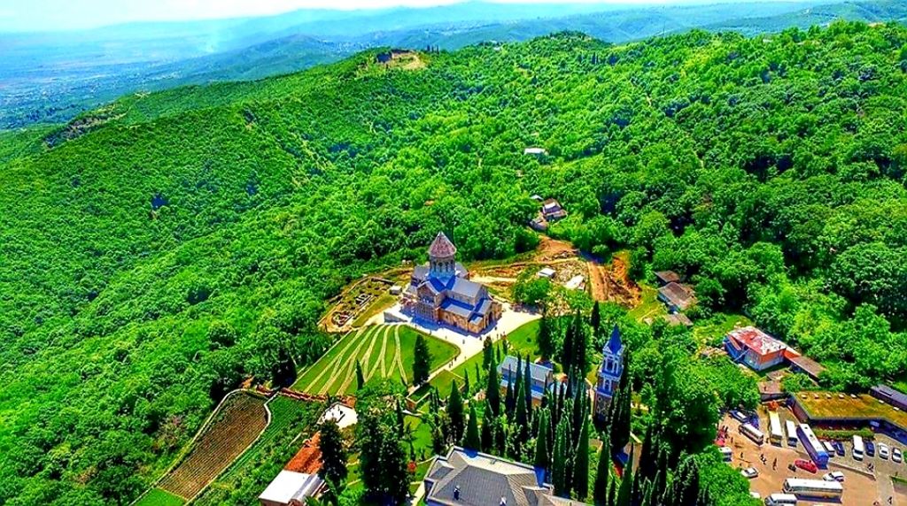 ერთდღიანი ტური სიღნაღში სიყვარულის ქალაქში , წმინდა ნინოს სასწაულმოქმედი წყარო-წმინდა ნინოს მონასტერი-სიღნაღის კედელი საიდანაც ულამაზეს ხედს იხილავთ..