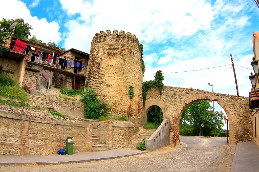 ერთდღიანი ტური სიღნაღში სიყვარულის ქალაქში , წმინდა ნინოს სასწაულმოქმედი წყარო-წმინდა ნინოს მონასტერი-სიღნაღის კედელი საიდანაც ულამაზეს ხედს იხილავთ..