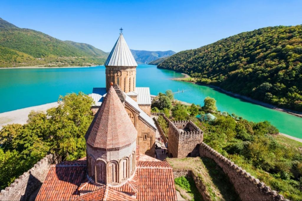 ერთდღიანი ტური  ყაზბეგში გერგეთზე ასვლით, ჟინვალი-ანანური-ფასანაური-გუდაური.....