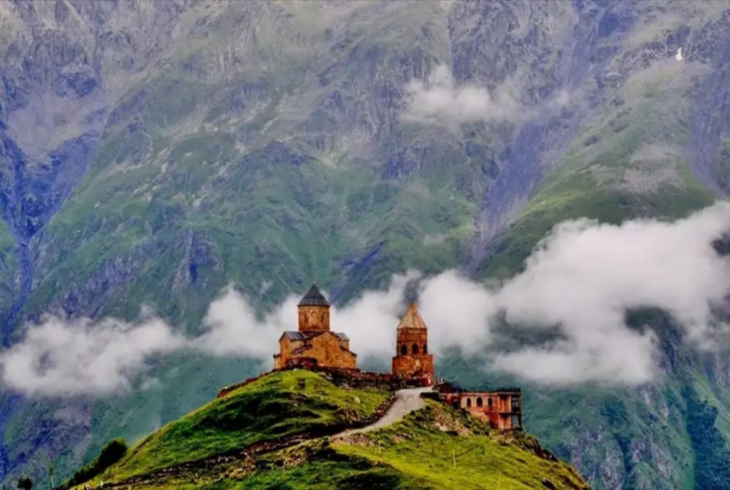 ერთდღიანი ტური  ყაზბეგში გერგეთზე ასვლით, ჟინვალი-ანანური-ფასანაური-გუდაური.....