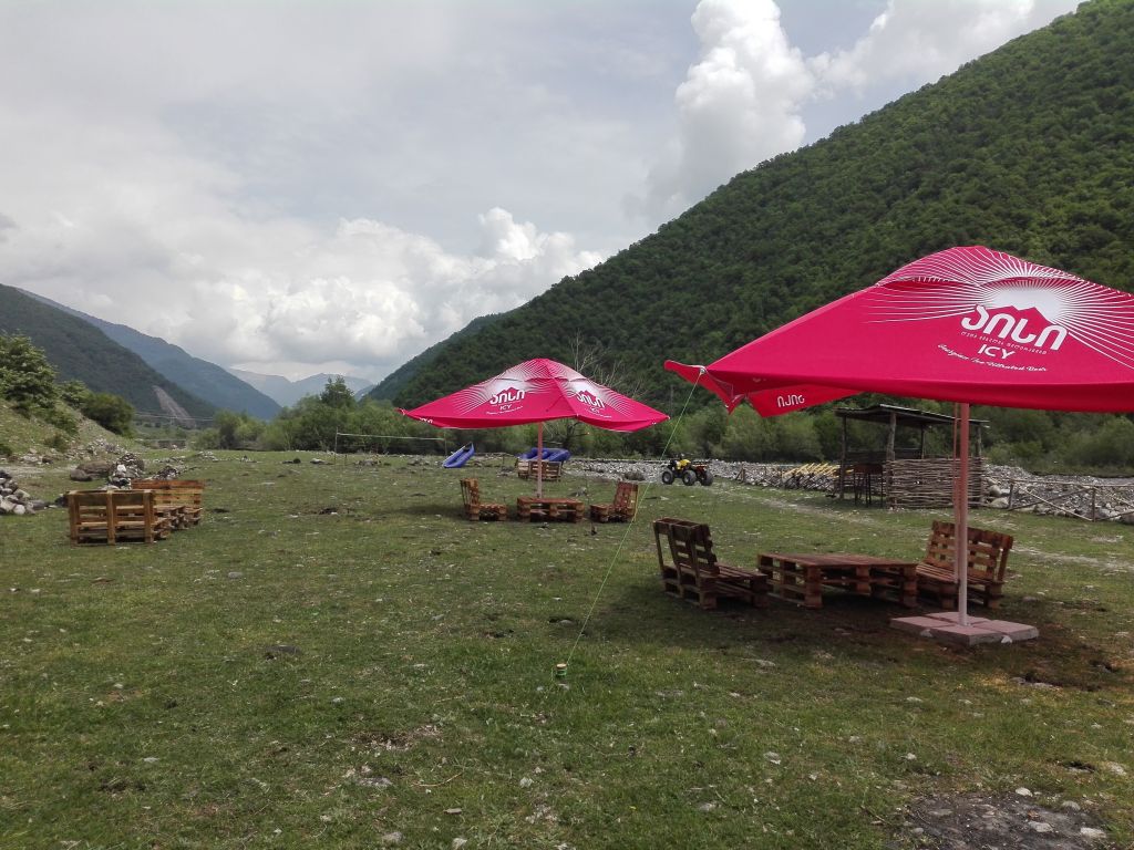 პიკნიკი მდინარე არაგვის პირას
