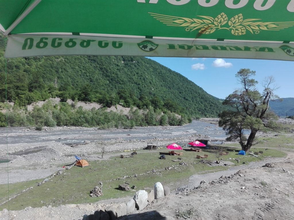 პიკნიკი მდინარე არაგვის პირას