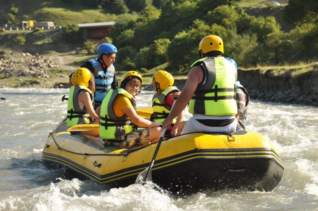 პიკნიკი მდინარე არაგვის პირას