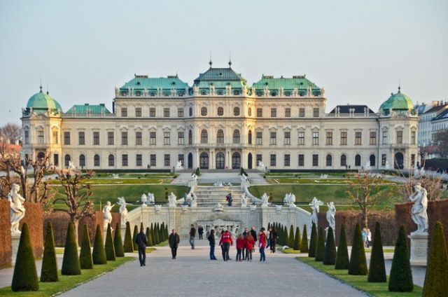 ვენა მსოფლიოს ერთ–ერთი ულამაზესი ქალაქია. მდიდარი ისტორიითა და უამრავი ღირშესანიშნაობით, განუმეორებელი სულითა და ტრადიციებით – ვენაში ყველა მოახერხებს რაიმე სათავისოს მოძებნას. რაიმე ისეთს, რაც ამ ქალაქში ხელმეორედ დაბრუნებას მოგანდომებთ.