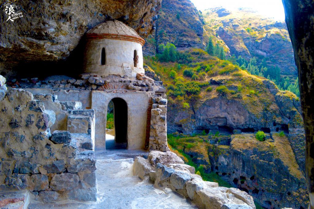 ერთდღიანი ტური : ვარძია, ვანის ქვაბები, ხერთვისის ციხე, რაბათი, მწვანე მონასტერი, ბორჯომი . . .