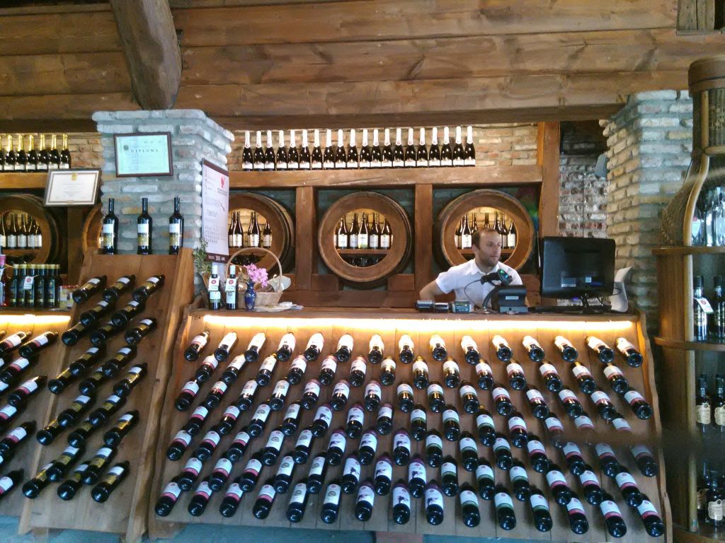 ღვინის  ტური  კახეთში  :  თელავი - წინანდელი - ახმეტა - ყვარელი  :   " მეღვინეობა  ხარება " - კავკასიონის კლდეში ნაკვეთი ღვინის საცავი ...