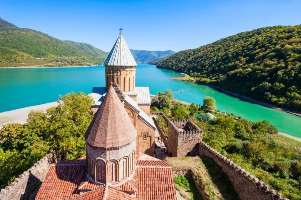 ერთდღიანი ულამაზესი ტური ყაზბეგში , (თანხაში შედის გერგეთზე ასვლა) ჟინვალის წყალსაცავი-ანანური-თეთრი და შავი არაგვი-გუდაურის პანორამა-რკინის მთა..