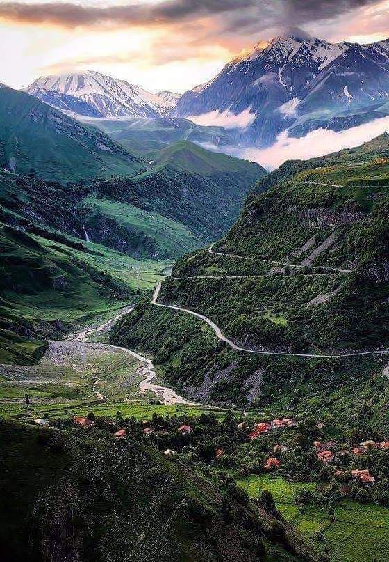 ერთდღიანი ულამაზესი ტური ყაზბეგში , (თანხაში შედის გერგეთზე ასვლა) ჟინვალის წყალსაცავი-ანანური-თეთრი და შავი არაგვი-გუდაურის პანორამა-რკინის მთა..