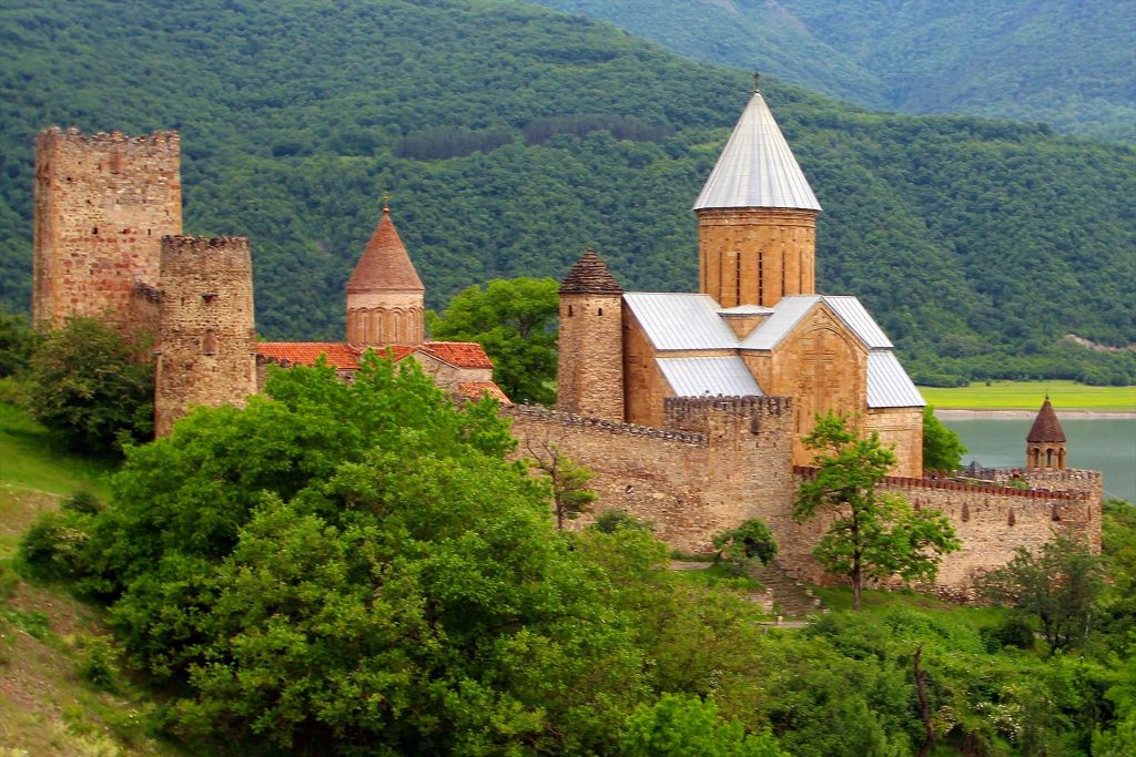ტური ყაზბეგში : არაგვის ხეობა - ჟინვალის წყალსაცავი - ანანურის ციხე - გუდაური -  პანორამა  - რკინის მთა - ყაზბეგი - გერგეთზე ასვლა