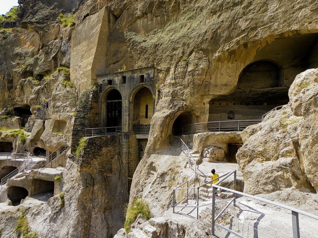 ერთდღიანი ტური : ვარძია, ვანის ქვაბები, ხერთვისის ციხე, რაბათი, მწვანე მონასტერი, ბორჯომი . . .