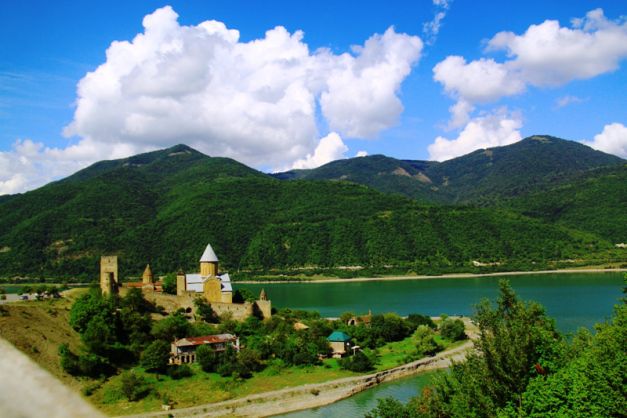 ტური ყაზბეგში : არაგვის ხეობა - ჟინვალის წყალსაცავი - ანანურის ციხე - გუდაური -  პანორამა  - რკინის მთა - ყაზბეგი - გერგეთზე ასვლა