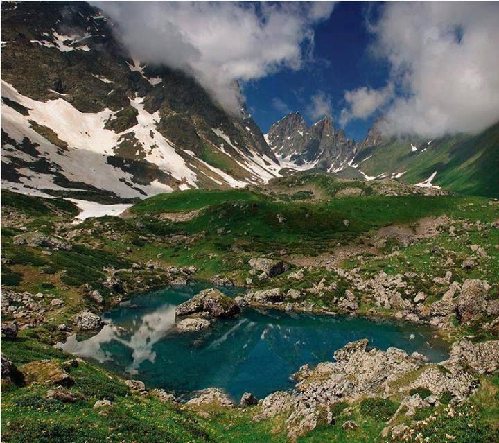 აბუდელაურების ფერადი ტბები ივლისს