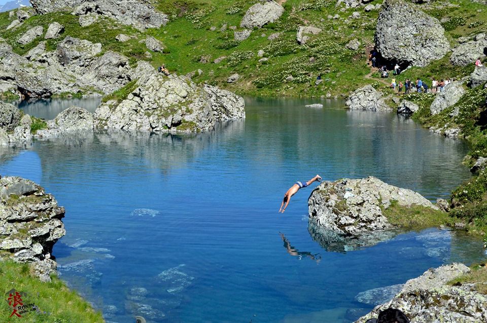 მოირონინე აბუდელაურის ფერადი ტბები ივლისს