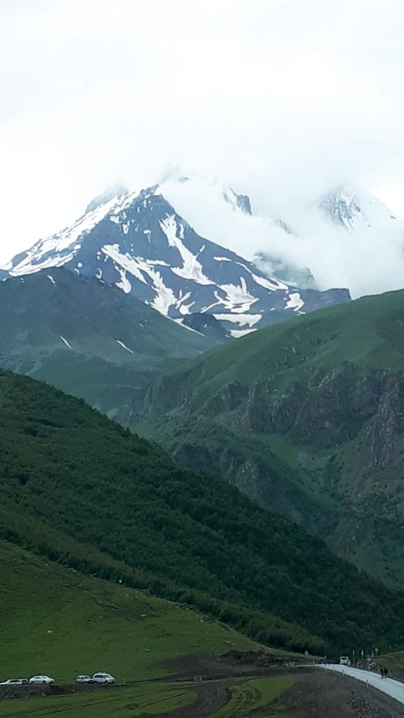 ერთდღიანი ულამაზესი ტური ყაზბეგში , (მთლიანი ღირებულება ახალი მინივენით , თანხაში შედის გერგეთზე ასვლა) ჟინვალის წყალსაცავი-ანანური-თეთრი და შავი არაგვი-გუდაურის პანორამა-რკინის მთა..