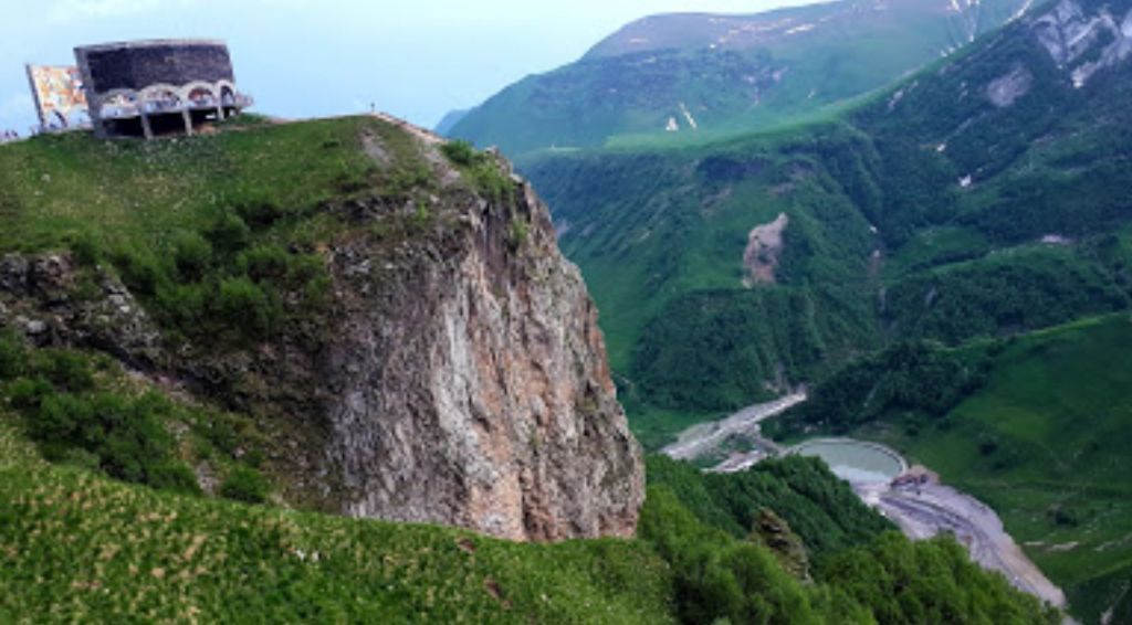 კვირას ივლისს ერთდღიანი ტური ყაზბეგში .( თანხაში შედის გერგეთზე ასვლა) დარჩა ადგილი.. ანანური-ჟინვალის წყალსაცავი-თეთრი და შავი არაგვი-გუდაურის პანორამა-რკინის მთა დარიალის ხეობა..პატრიარქის სახლი სნოში..