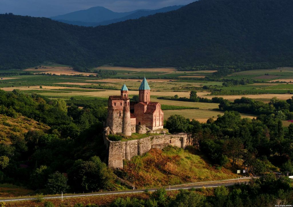 გრემი • ნეკრესი • ილიას ტბა