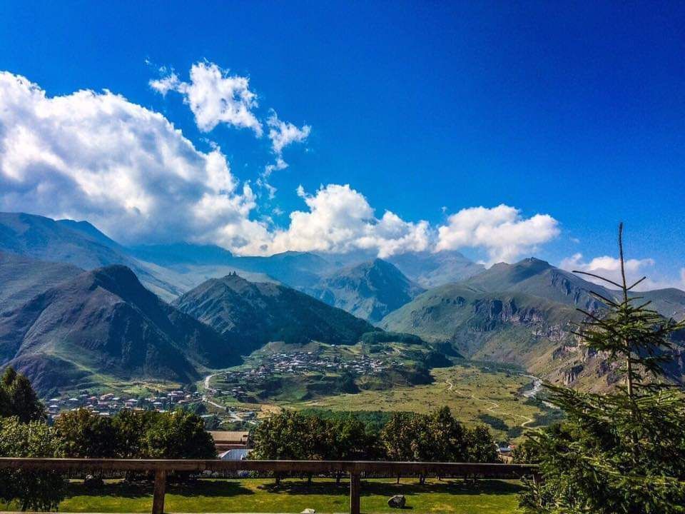 ერთდღიანი ულამაზესი ტური ყაზბეგში ,  (თანხაში შედის გერგეთზე ასვლა) ჟინვალის წყალსაცავი-ანანური-თეთრი და შავი არაგვი-გუდაურის პანორამა-რკინის მთა..