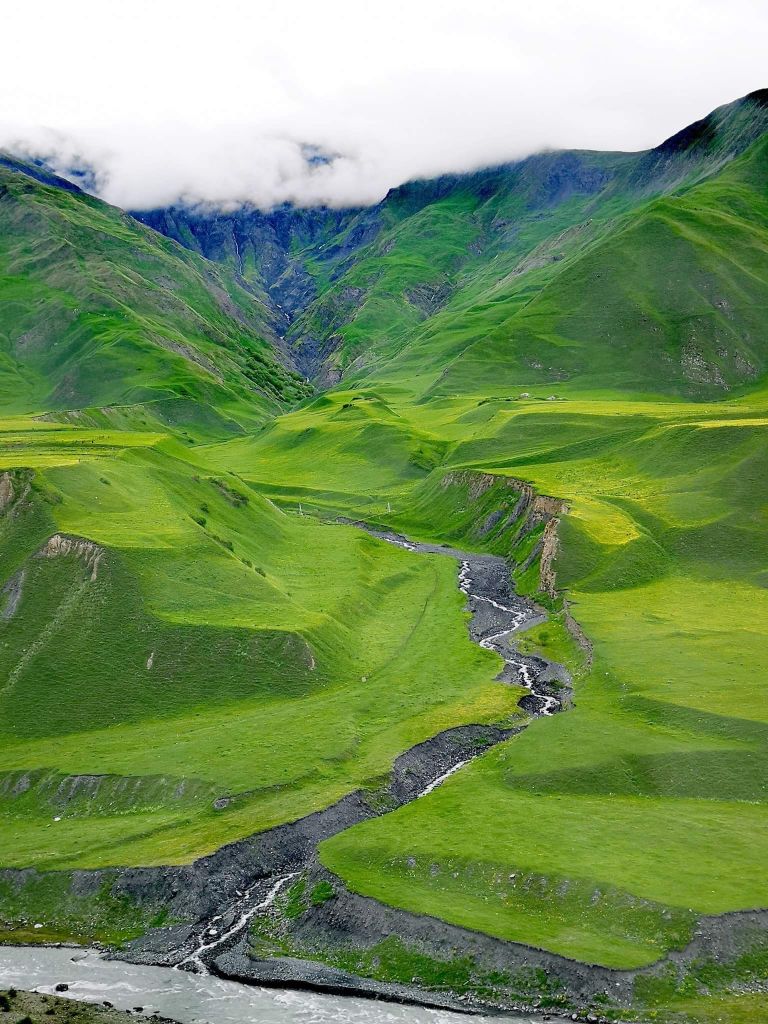 ერთდღიანი ულამაზესი ტური ყაზბეგში , (თანხაში შედის გერგეთზე ასვლა) ჟინვალის წყალსაცავი-ანანური-თეთრი და შავი არაგვი-გუდაურის პანორამა-რკინის მთა..