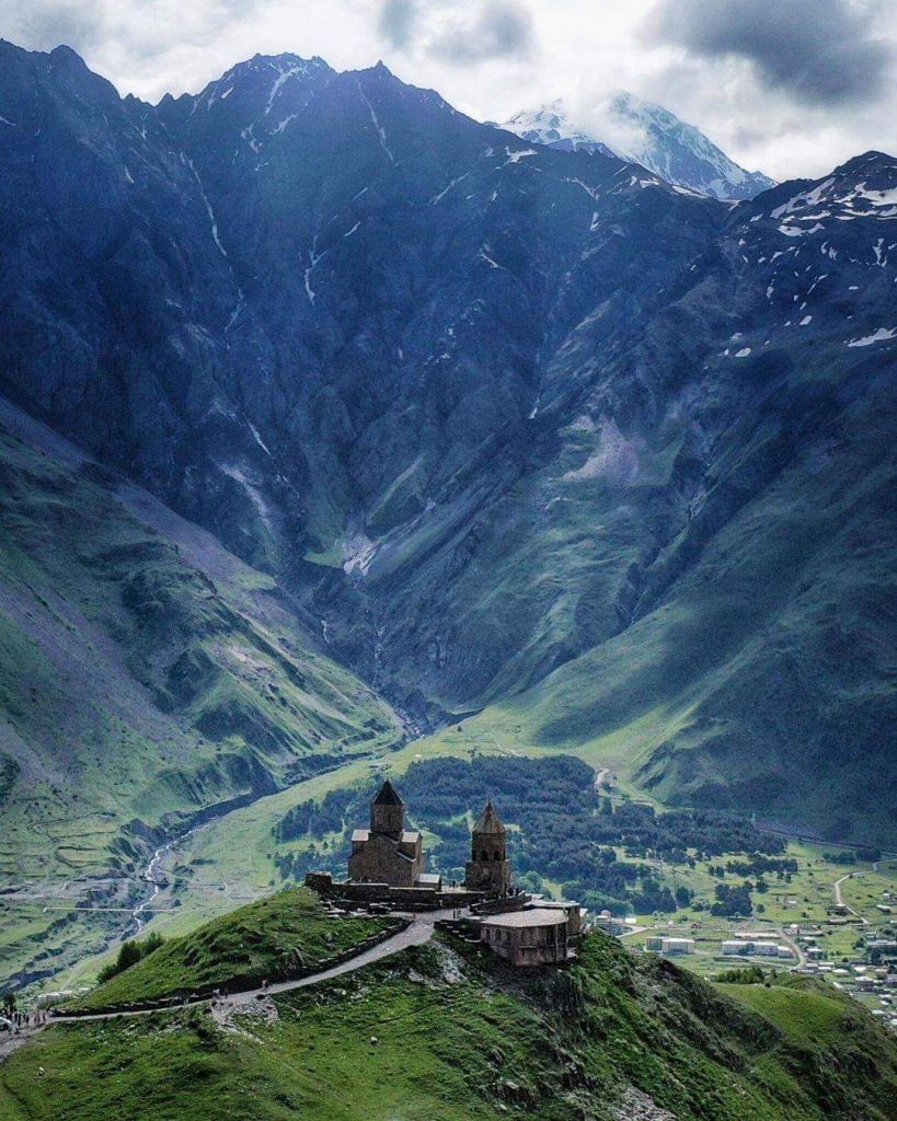 ერთდღიანი ულამაზესი ტური ყაზბეგში , ( თანხაში შედის გერგეთზე ასვლა) ჟინვალის წყალსაცავი-ანანური-თეთრი და შავი არაგვი-გუდაურის პანორამა-რკინის მთა..