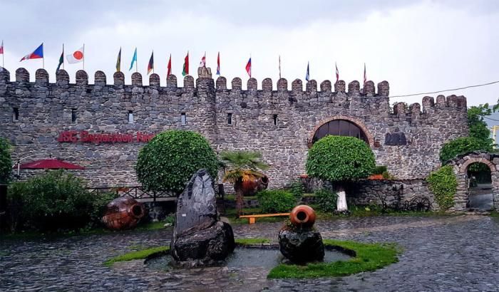 ღვინის ტური კახეთში : თელავი - წინანდელი - ახმეტა - ყვარელი : " მეღვინეობა ხარება " - კავკასიონის კლდეში ნაკვეთი ღვინის საცავი ... უნიკალური ქინძმარაული . . . !