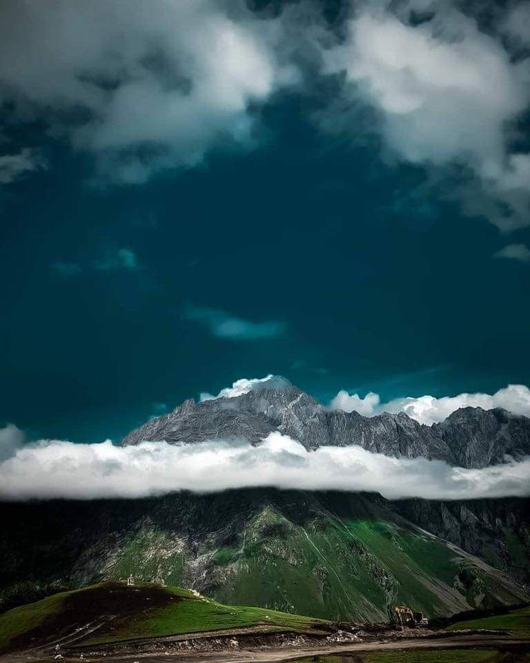 ერთდღიანი ულამაზესი ტური ყაზბეგში , ( თანხაში შედის გერგეთზე ასვლა) ჟინვალის წყალსაცავი-ანანური-თეთრი და შავი არაგვი-გუდაურის პანორამა-რკინის მთა..