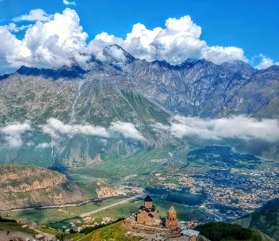 ერთდღიანი ულამაზესი ტური ყაზბეგში , (თანხაში შედის გერგეთზე ასვლა) ჟინვალის წყალსაცავი-ანანური-თეთრი და შავი არაგვი-გუდაურის პანორამა-რკინის მთა-დარიალის ხეობა-სოფელი სნო..