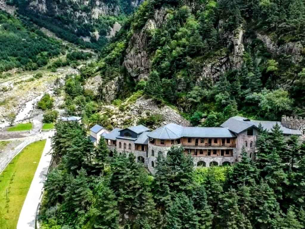 ერთდღიანი ულამაზესი ტური ყაზბეგში , (თანხაში შედის გერგეთზე ასვლა) ჟინვალის წყალსაცავი-ანანური-თეთრი და შავი არაგვი-გუდაურის პანორამა-რკინის მთა-დარიალის ხეობა-სოფელი სნო..