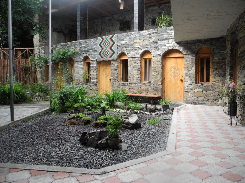 სვანეთის  დღიანი ტური : -- აგვისტო (სასტუმრო მესტიაში)