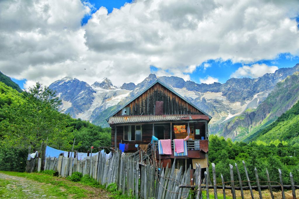 რაჭის დღიანი ტური :ქვემო და ზემო რაჭა - აგვისტო (საოჯახო სასტუმრო)