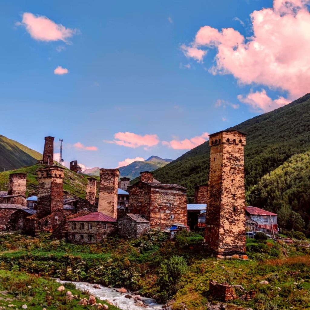 გთავაზობთ სვანეთის სამ დღიან ტურს:  მესტია, ჰაწვალი, ჰეშკილის ქოხები, ლაგურკა, სიყვარულის კოშკი, უშგული, ლამარია, ჩაჟაში, თამარის კოშკი,, ხერგიანის სახლ-მუზეუმი, -- ნოემბერს!