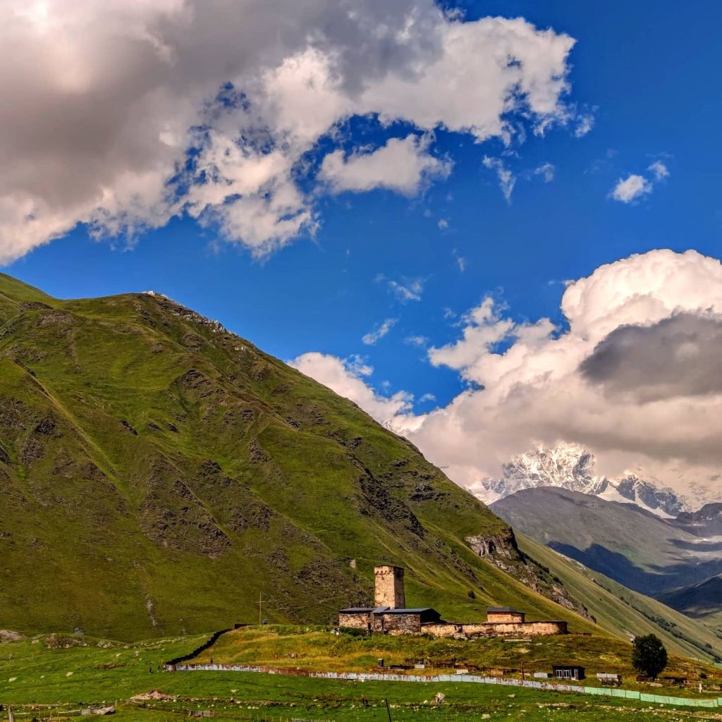 გთავაზობთ სვანეთის სამ დღიან ტურს:  მესტია, ჰაწვალი, ჰეშკილის ქოხები, ლაგურკა, სიყვარულის კოშკი, უშგული, ლამარია, ჩაჟაში, თამარის კოშკი,, ხერგიანის სახლ-მუზეუმი, -- ნოემბერს!
