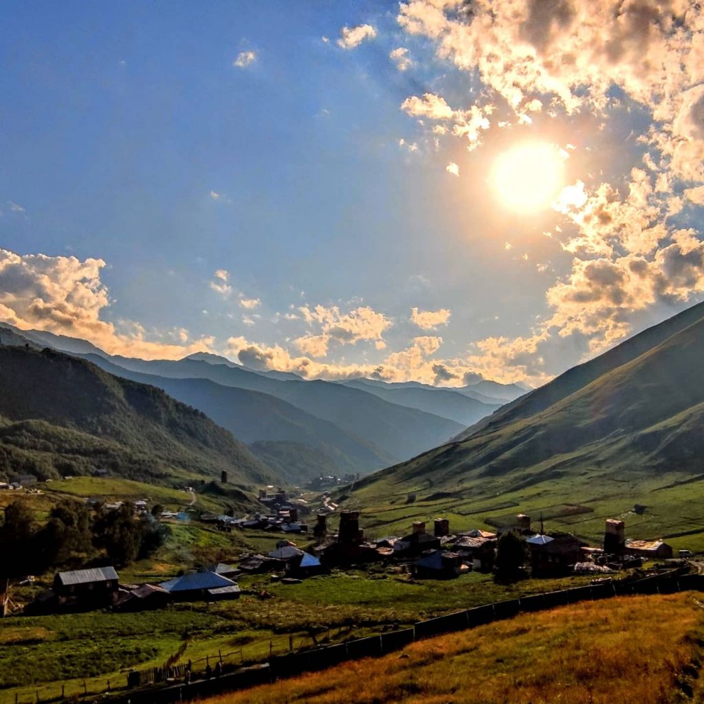გთავაზობთ სვანეთის სამ დღიან ტურს:  მესტია, ჰაწვალი, ჰეშკილის ქოხები, ლაგურკა, სიყვარულის კოშკი, უშგული, ლამარია, ჩაჟაში, თამარის კოშკი,, ხერგიანის სახლ-მუზეუმი, -- ნოემბერს!