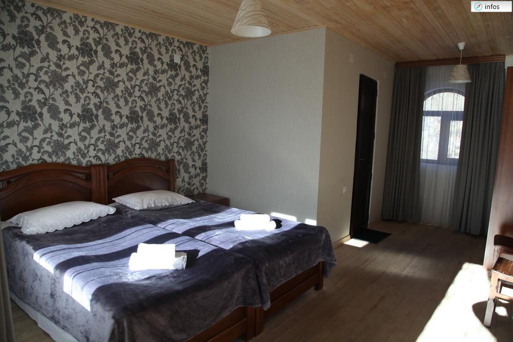 სვანეთის დღიანი ტური : -- აგვისტო (სასტუმრო მესტიაში)